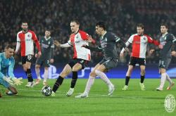 英雄联盟博彩 -今夜费耶诺德主帅复盘——西甲节点到来，悬念犹存，轮换策略成焦点(费耶诺德荷甲排名)