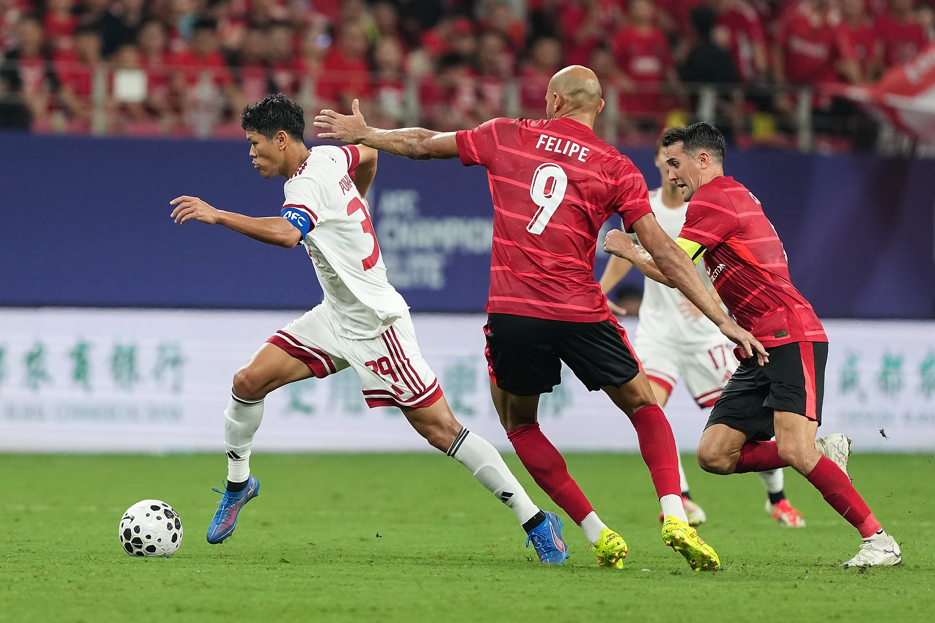 关于冲刺阶段曼城备战亚冠，篮板制胜细节曝光，球迷炸锅，团队化学反应显著的信息