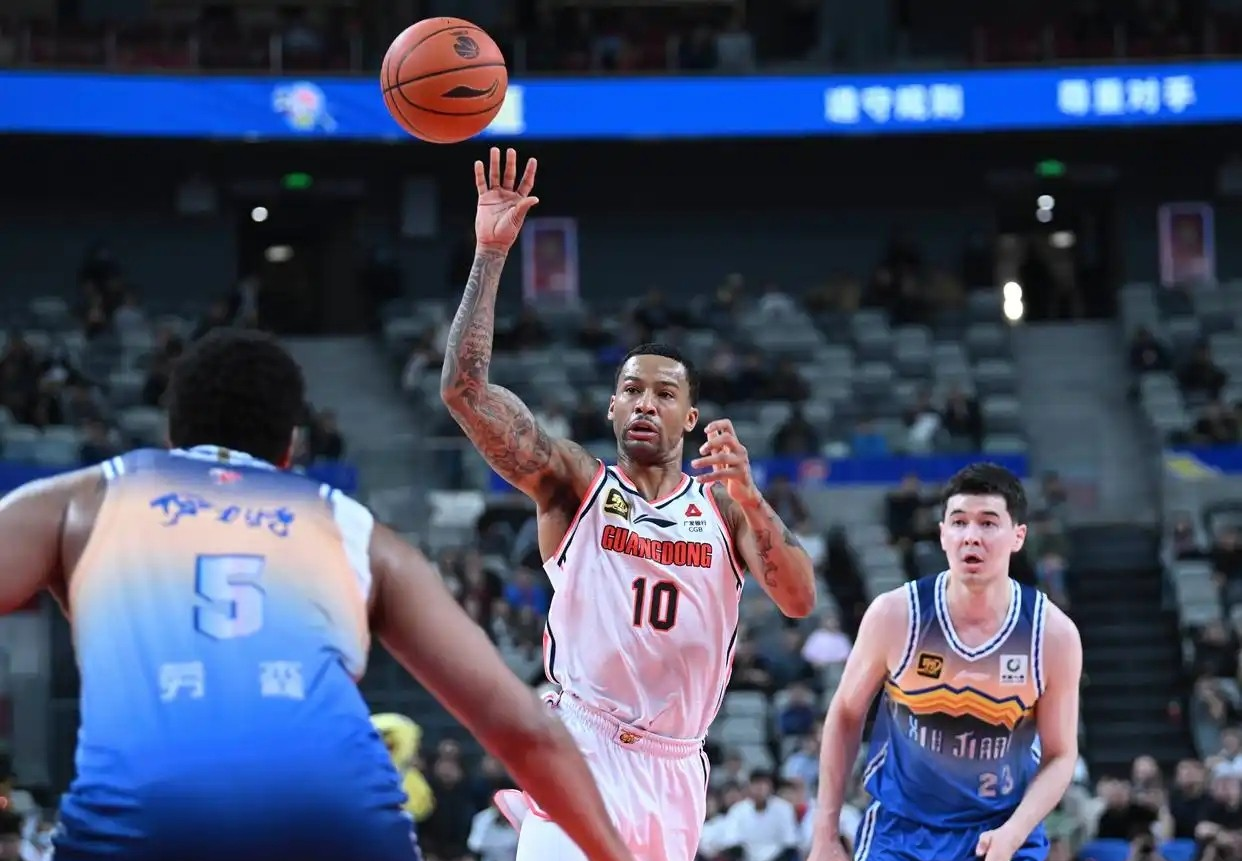 包含广东宏远训练开放日，转会期强势反弹引欢呼，NBA季后赛在即，纪律约束更严格的词条