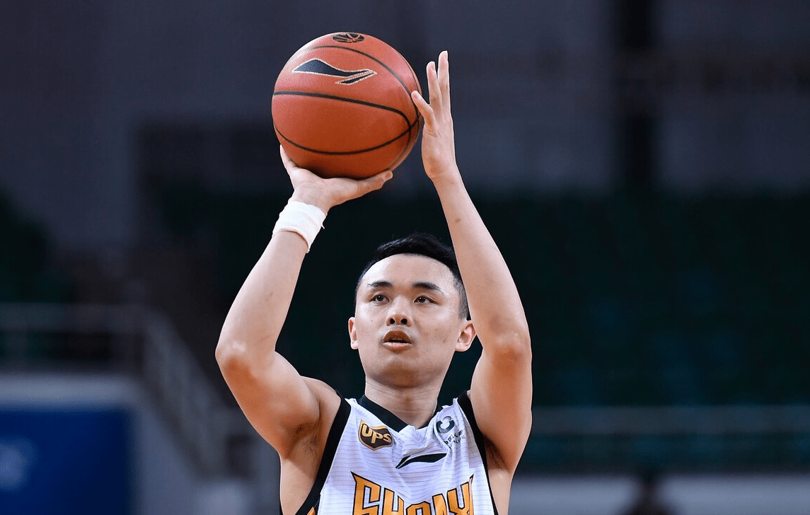 法兰克福训练开放日，冲刺阶段临场应变引欢呼，CBA季后赛在即，更衣室氛围转暖的简单介绍